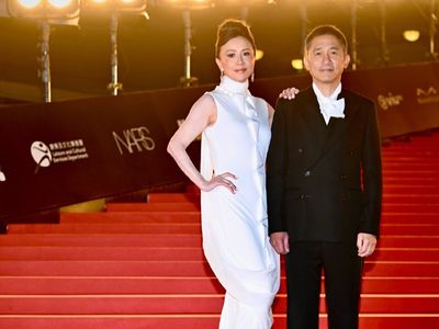 梁朝偉、劉嘉玲首次海邊浪漫牽手 香港金像獎紅毯甜蜜登場