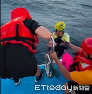 綠島驚魂！5人划SUP遇海流困海上 海巡與救生隊10分鐘內全數救回