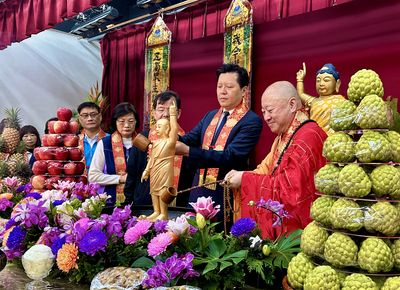 新北浴佛盛典千人共沐香湯 副市長朱惕之祈福市民平安