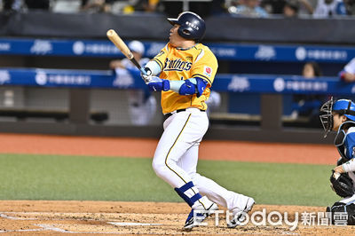 曾頌恩包辦全隊分數 兄弟延長10局4比4打和味全