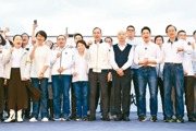 藍白聯手凱道抗議：韓國瑜金句引爆現場，25萬人齊聲反對綠共獨裁
