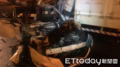台南國道驚魂夜！5車連環追撞小轎車全毀 女駕駛慘死