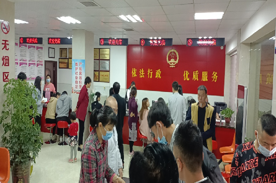 中國各地祭出高額獎金力抗人口負成長：結婚生育最高可獲10萬元人民幣