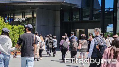 南港Lalaport首個周六人潮曝!哈利波特發整理券4點後入場 LOPIA保冷袋狂賣千個
