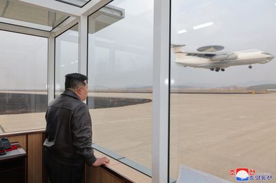 北韓首度公開空中預警機!金正恩搭乘視察 AI自殺無人機攻擊戰車