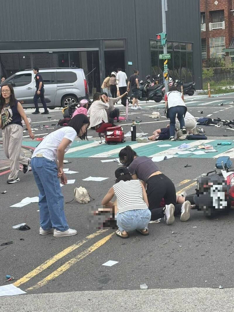 三峽驚魂！自小客車衝撞學生群 2名14歲女生不幸身亡
