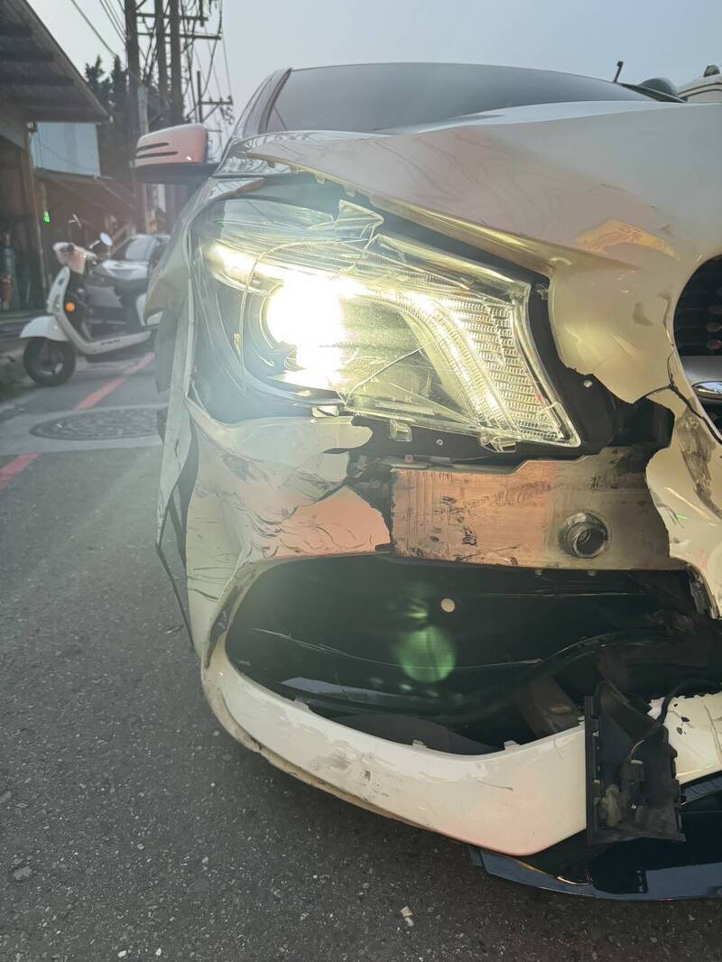 無照女駕駛賓士車失控 蘆洲連環撞毀15台機車