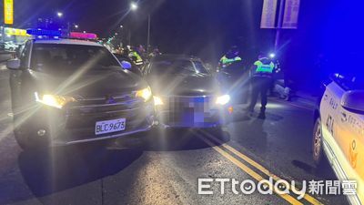 驚險追捕！汐止通緝犯拒檢闖紅燈衝撞警車，車內查獲武士刀與毒品