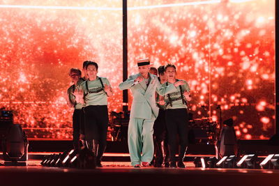 G-DRAGON 零下2度寵粉無極限 跳入萬人觀眾席溫柔叮嚀引爆全場