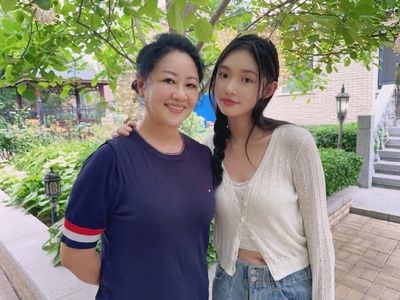 林允與退休月嫂同框照引發生子猜測 網友質疑隱私曝光