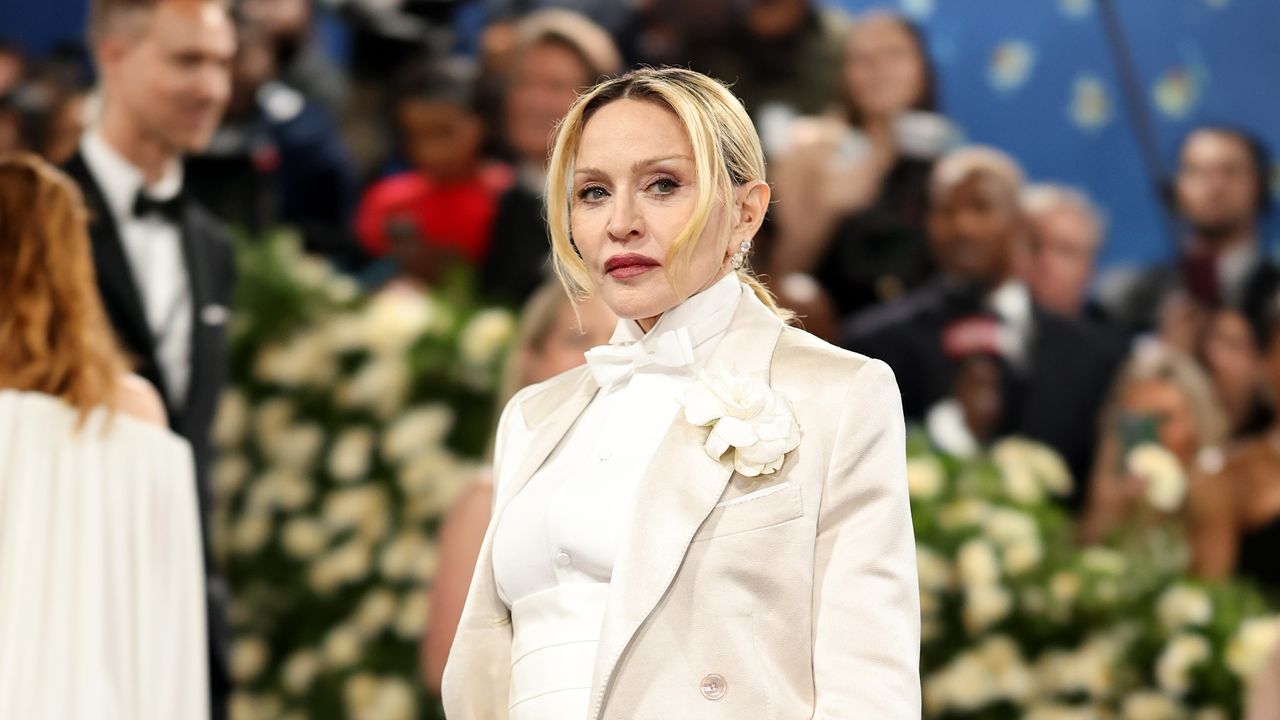 Madonna在Met Gala 2025以Tom Ford白西裝震撼全場，再現「Material Girl」經典風範