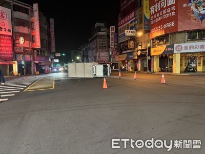 貨車闖紅燈撞小黃「2輪離地滑行側翻」乘客臉受傷 肇事畫面曝