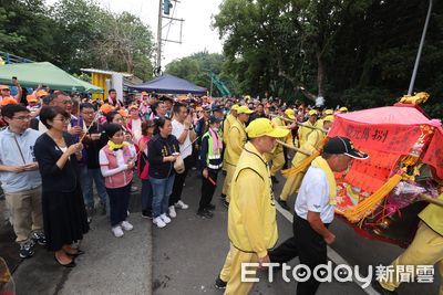 白沙屯媽祖200年來首次南投遶境 縣長許淑華虔誠跪迎祈福