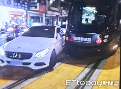 高雄輕軌再遭違規左轉賓士車撞擊 女駕駛面臨刑責