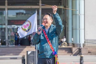 桃園隊五連霸創紀錄，副市長蘇俊賓手繪獎項致敬破紀錄女將