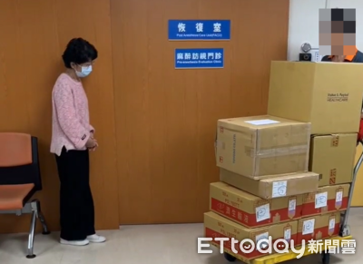 柯文哲手術後狀況良好 陳佩琪焦急守候恢復室外