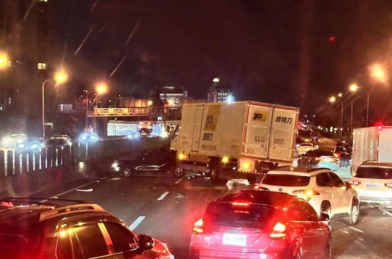 國道1號中壢段驚魂！大貨車恍神引發5車追撞3人受傷，車流塞1小時