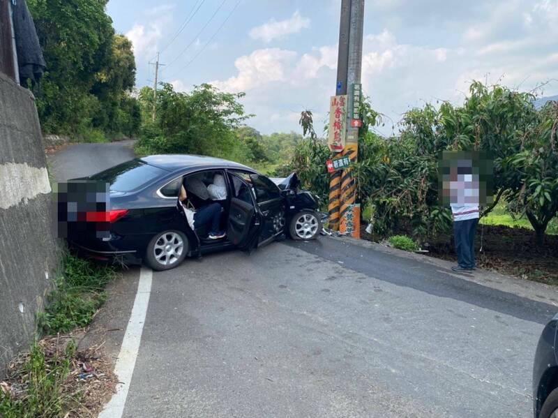 高雄六龜驚魂！轎車煞車失靈撞電桿 4人緊急送醫