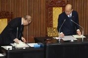 民進黨立委對立院秘書長施壓，引發民主運作爭議