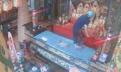 鐮刀狂徒闖入彰化三百年古廟，五顯大帝等神像慘遭斬首