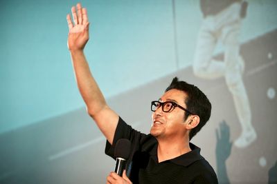 河正宇台北街頭漫步18000步 為《喬王出任務》辦快速通關