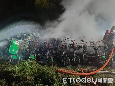 新店深夜驚魂！郵局停車場101輛機車突發大火燒毀