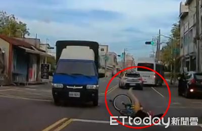 12歲男童騎腳踏車鬼切橫越馬路 驚險遭小貨車撞飛翻滾