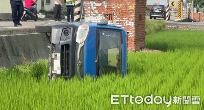 驚險！雲林75歲駕駛低血糖致小貨車翻落農田，警消緊急救援