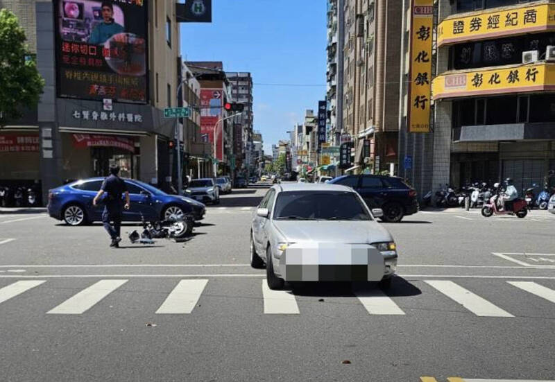 高雄鬧區車禍驚魂！汽車與機車追撞 騎士及女乘客受傷
