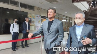 辜仲諒深夜獲釋微笑面對媒體 法院裁定手機自拍報到防逃