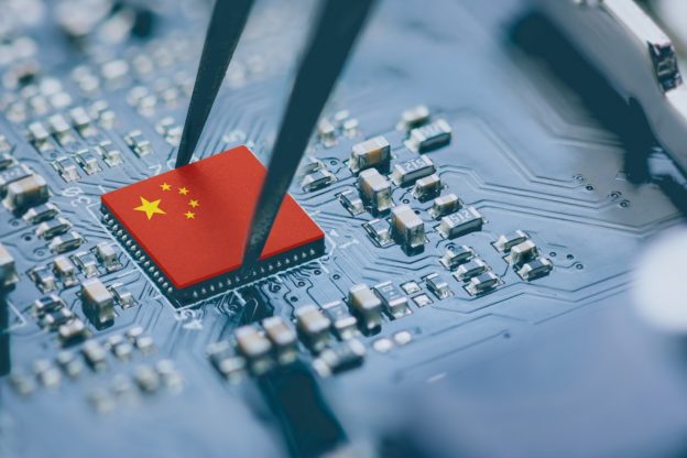 輝達/AMD/英特爾對中 AI 晶片銷售恐受限、股價摔