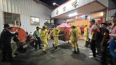 白沙屯媽祖巡遊台中海線 晚駐駕海口味餐廳引信眾圍觀