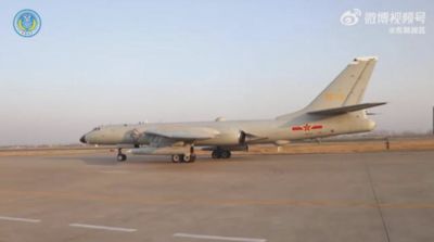 解放軍轟-6K攜鷹擊-21高超音速導彈參與圍台軍演，展現強大防區外打擊能力