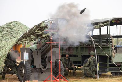 陸軍砲兵精準射擊演練：多陣地變換戰術展現強大火力支援