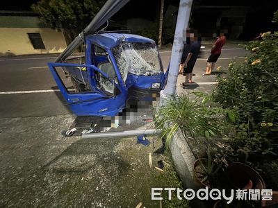 嘉義酒駕悲劇：男子自撞電線桿釀1死1傷，貨車車頭嚴重損毀