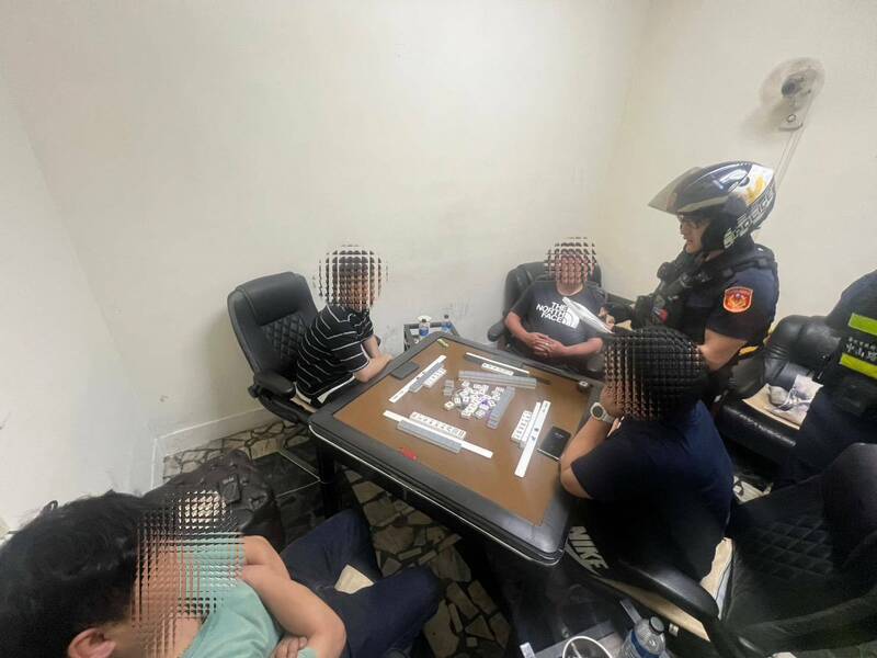 雞排店暗藏賭場與賭博機 淡水警方突襲破獲