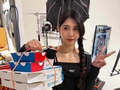樂天女孩驚呆!片場叫外送披薩「突被路人搶走」...他跳上機車追