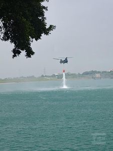 陸軍CH-47SD直升機模擬火場投水 提升救災實戰經驗