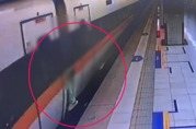 驚險！男子錯過列車竟攀附車外 台鐵緊急停車救援