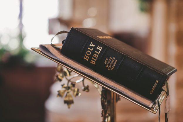 書市寒冬中的逆襲!聖經為何在 Z 世代掀起熱潮?