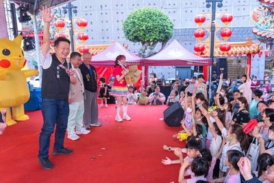 桃園景福宮母親節盛會：副市長與罕見燭台仙共慶親子時光