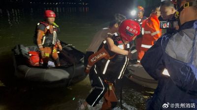 貴州暴雨冰雹引發遊船翻覆慘劇：3死14人失聯，目擊者驚魂未定