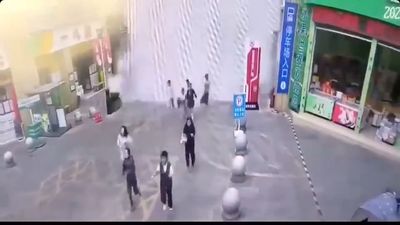 緬甸強震「雲南大樓水台」爆裂 水瀑巨轟吞噬人