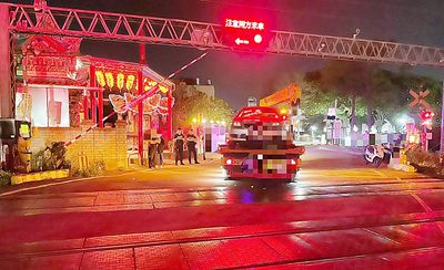 快訊/男子開車誤闖鐵軌「卡在平交道」 雙向列車暫停通行