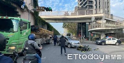 新月橋下驚險車禍!汽車左轉猛撞機車 騎士彈飛落地畫面曝