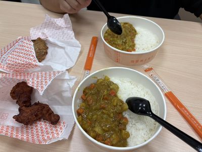 咖哩飯新爭議：醬汁該放左還右？網友激辯4600人投票