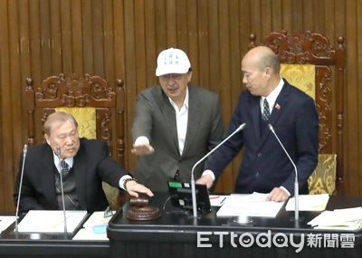 柯建銘衝主席台敲議事槌!周萬來急拿走 韓國瑜:這裡是院會