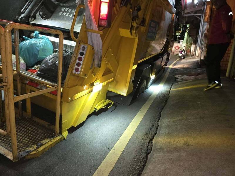 新竹市又見「天 pits」 南大路掏空垃圾車慘「輪」陷