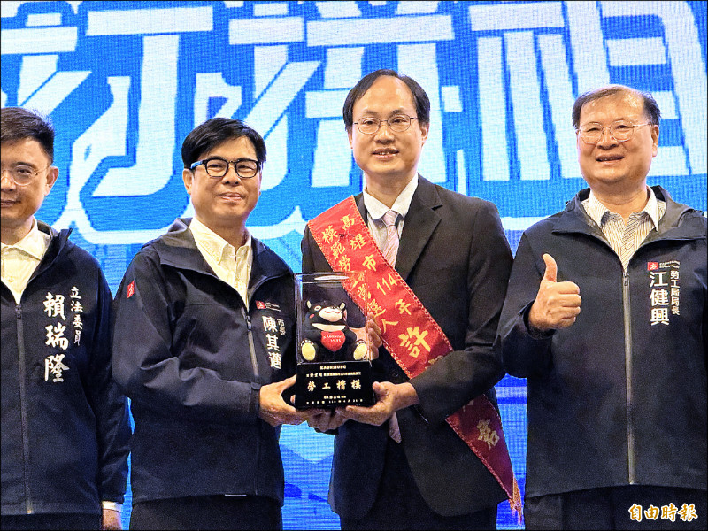 視障鋼琴王子許宏明：用音樂撫慰人心，獲頒模範勞工