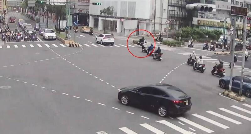 新北市機車女騎士騎上安全島致雙雙摔車 兩人受傷送醫
